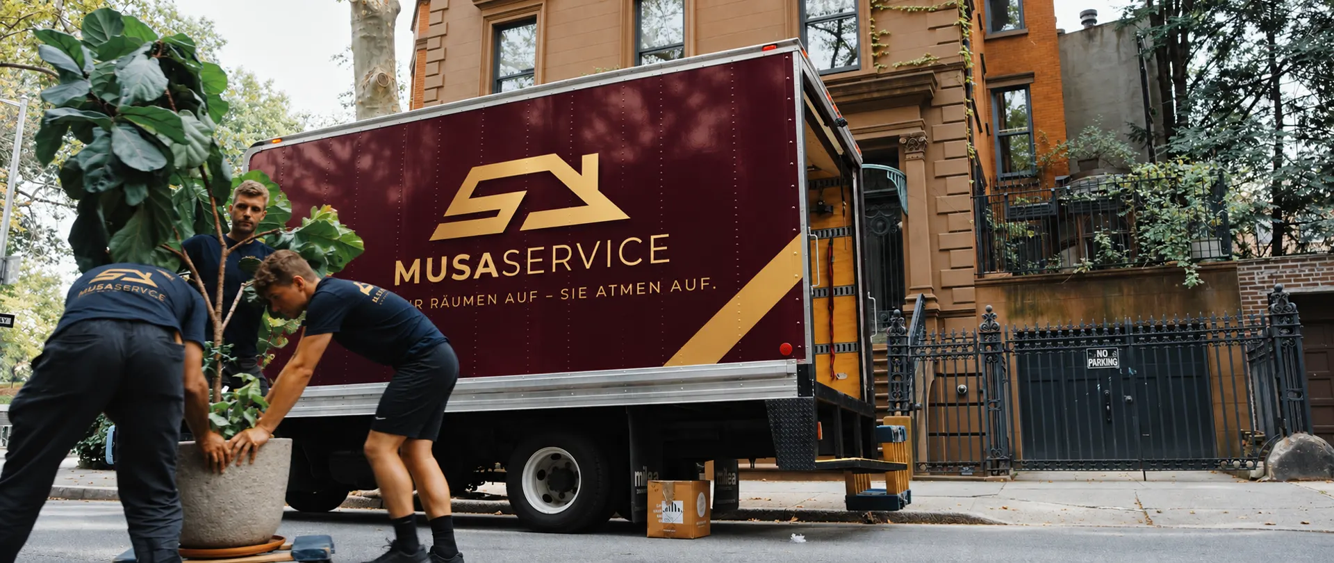 Musa Service Fahrzeug und Mitarbeiter bei einer Räumung
